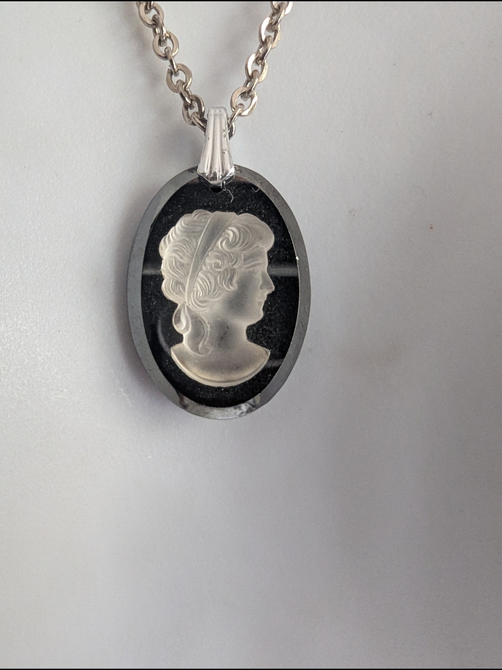 Vintage-Style Black and Silver Glass Cameo Pendant Necklace